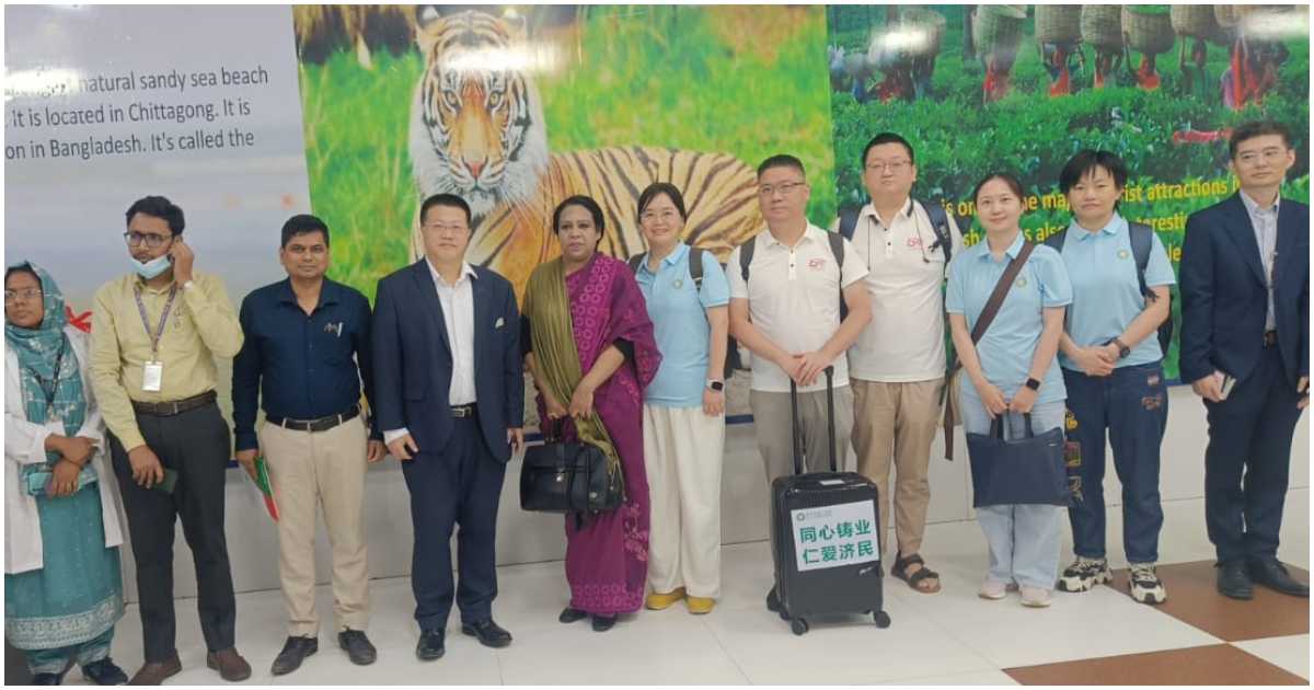 ক্যাথে প্যাসিফিক এয়ারলাইনসের একটি ফ্লাইটে বৃহস্পতিবার রাত ১১টা ২০ মিনিটে চিকিৎসকরা হযরত শাহজালাল আন্তর্জাতিক বিমানবন্দরে পৌঁছান। ছবি: স্বাস্থ্য মন্ত্রণালয়